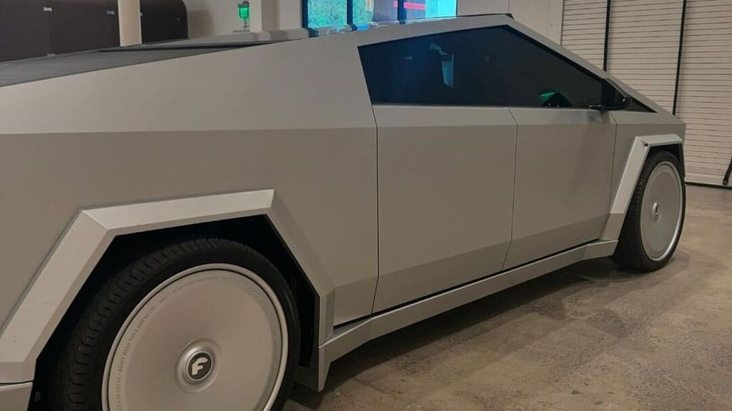 Kim Kardashian Tesla Cybertruck-ny özgerdi